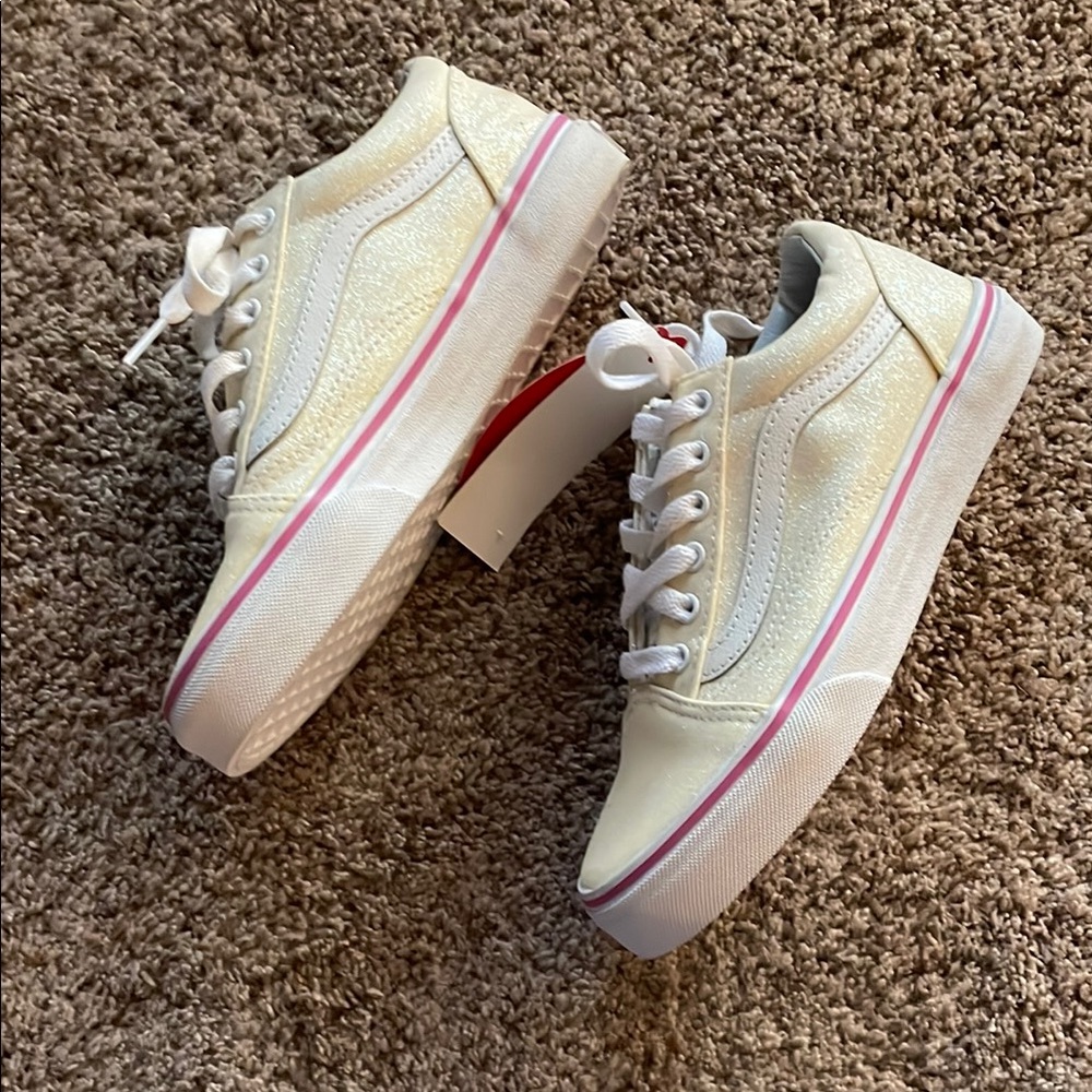 Vans Off The Wall White Sneakers
096 - Picture 2 of 4